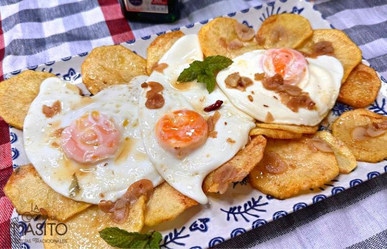Huevos fritos con patatas, receta fácil tradicional