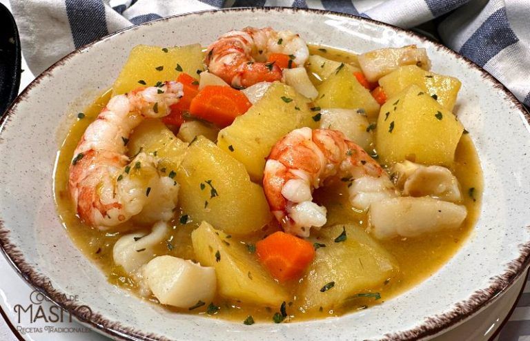 Guiso de patatas con sepia y gambones