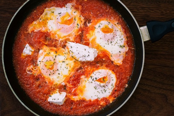 Huevo con tomate frito casero Hida y albahaca