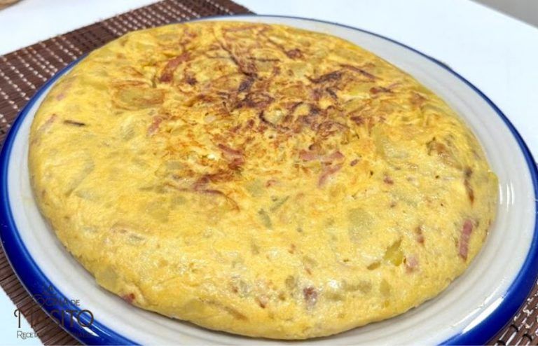 Receta de tortilla de patatas con cebolla caramelizada y queso de cabra