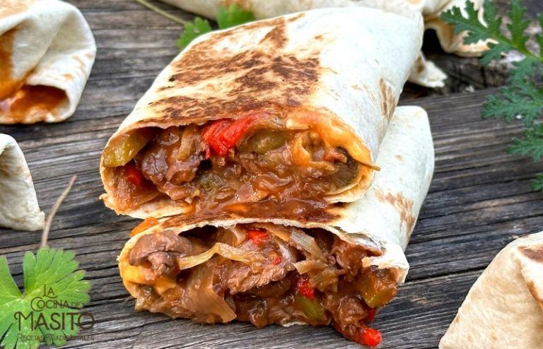 Burritos de carne con salsa cheddar