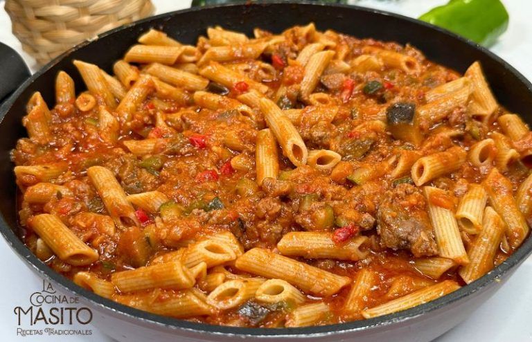 Plato de macarrones con carne y verduras, una receta casera deliciosa y fácil de preparar.