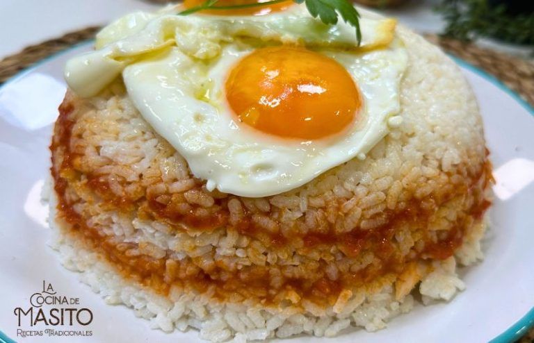 Imagen de un pastel de arroz con bonito dorado y jugoso, ideal para compartir en reuniones familiares.