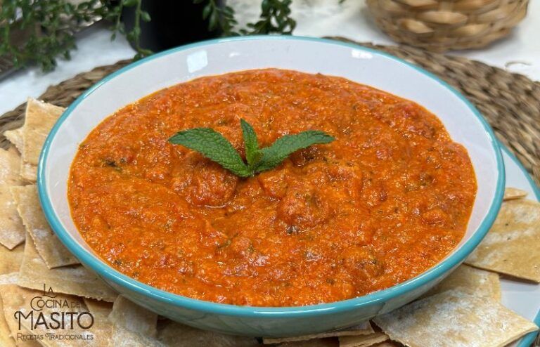 Imagen de txistorra con tomate, un plato tradicional con txistorra dorada y una deliciosa salsa de tomate casera.