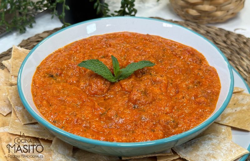 Aperitivo de txistorra con salsa de tomate casera
