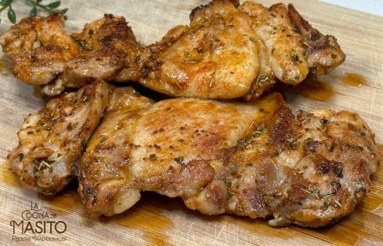 Imagen de pollo adobado listo para cocinar con especias frescas.