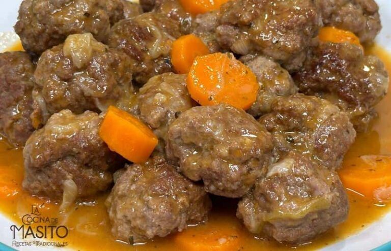 Albóndigas caseras con zanahoria servidas en un plato con salsa, perfectas para una comida deliciosa y nutritiva