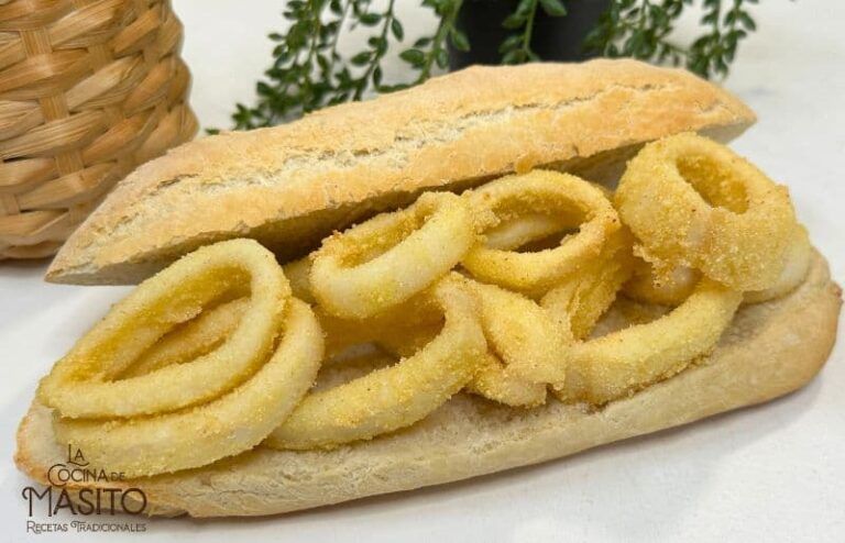 Bocadillo de calamares tradicional servido con pan crujiente y rodajas de limón fresco.