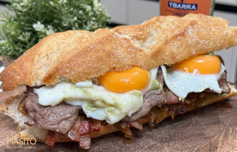 Bocadillo gourmet con presa ibérica, salsa gaucha y jalapeños sobre pan crujiente