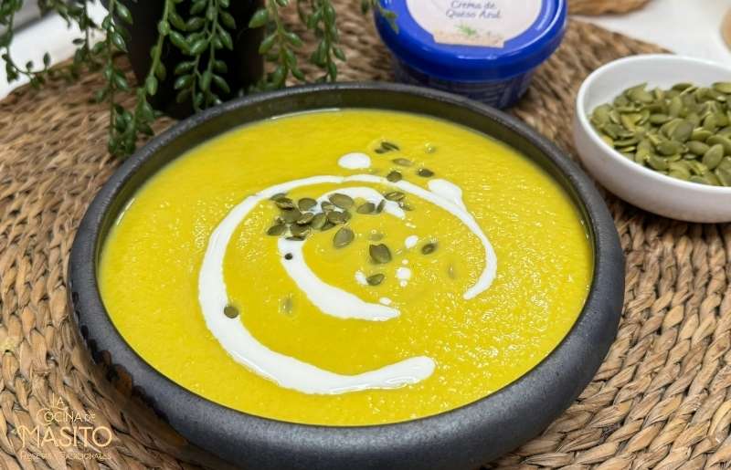 Crema de puerros y queso azul servida en un tazón con crutones y perejil fresco como decoración.