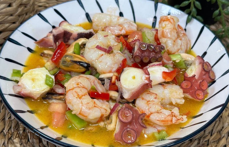 Imagen de un plato de salpicón de pulpo con verduras frescas, ideal para un aperitivo saludable y sabroso.