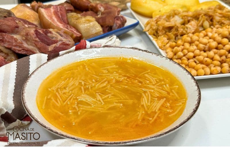 Un plato servido de Cocido Maragato tradicional con carnes, garbanzos y sopa, típico de León.