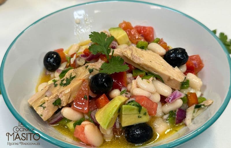 Imagen de una ensalada de alubias colorida con vegetales frescos y aliño ligero.
