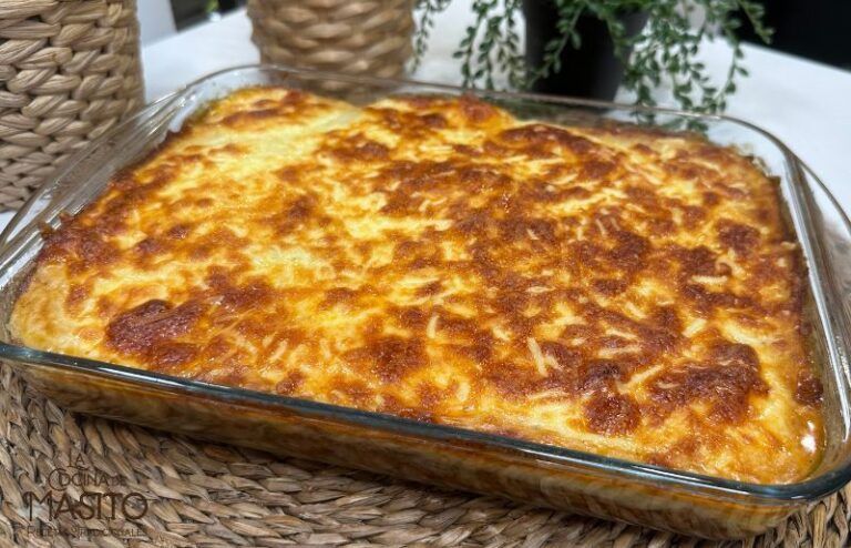 Plato de musaka griega con capas de berenjena, carne picada y bechamel gratinada.