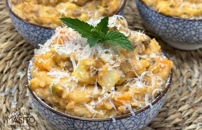 Pastel de patata y carne picada recién horneado con una capa dorada de queso gratinado.