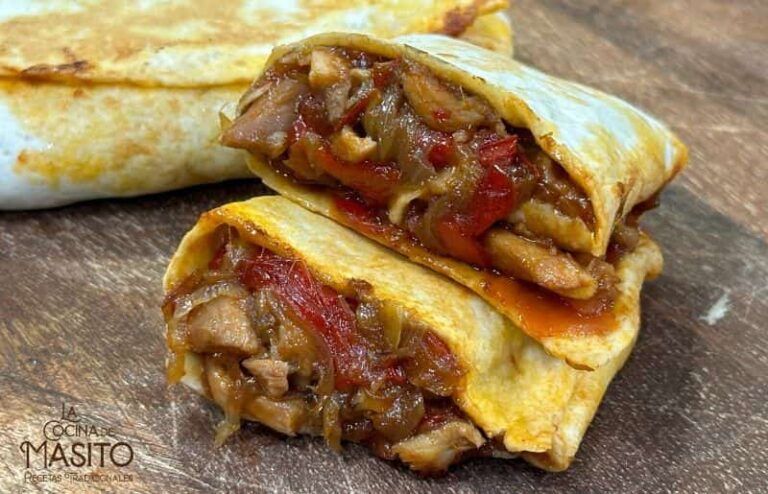 Imagen de un burrito de pollo relleno de pollo sazonado, vegetales frescos y envuelto en una tortilla de harina.