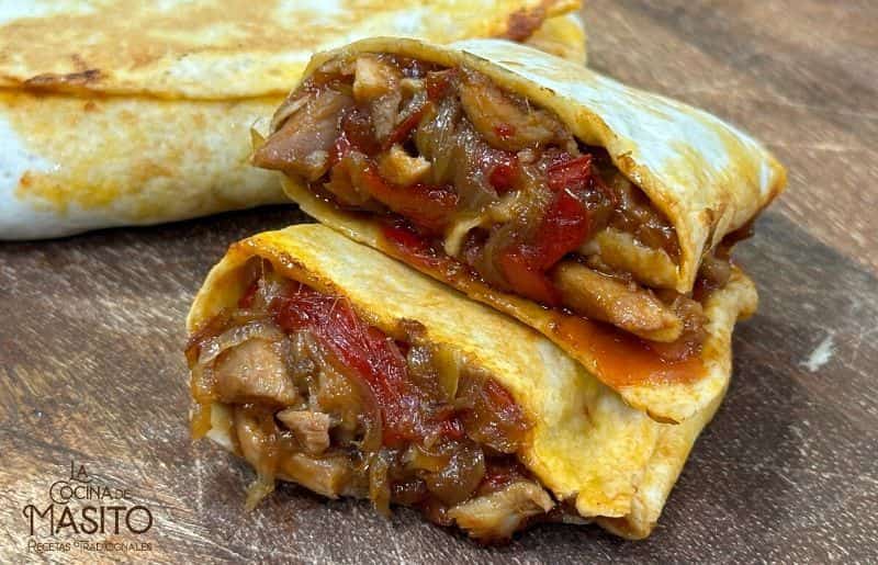 Imagen de un burrito de pollo relleno de pollo sazonado, vegetales frescos y envuelto en una tortilla de harina.