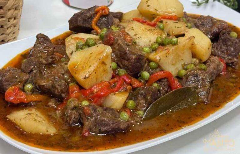 Calderillo bejarano servido en un plato de barro, acompañado de pan rústico