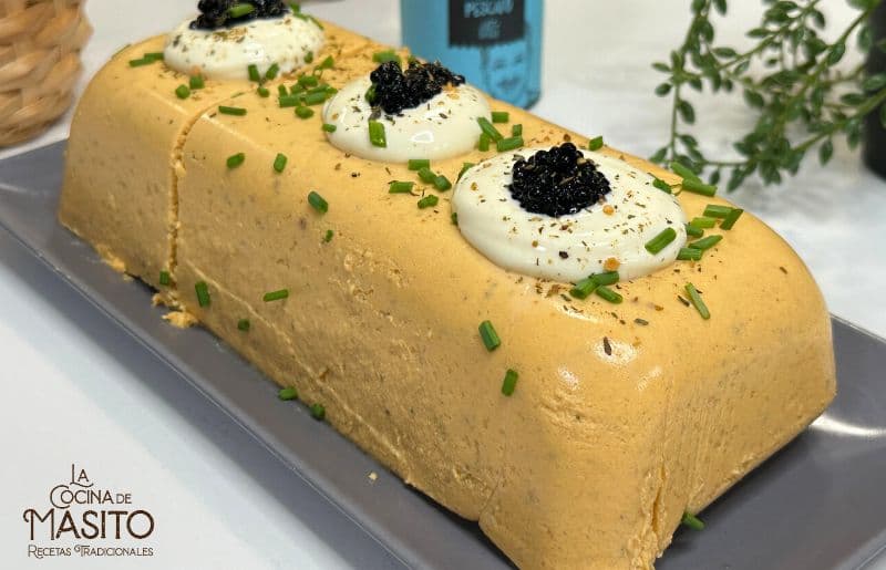 "Pastel de bacalao servido en una fuente decorativa, listo para disfrutar".
