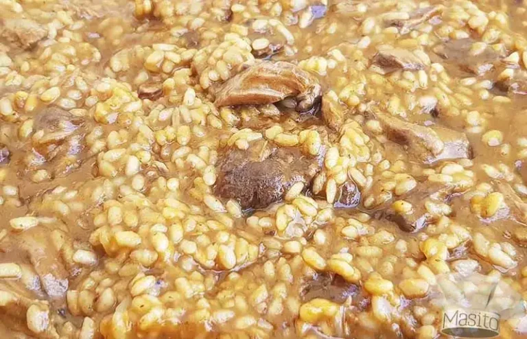 El arroz meloso con carrilleras de cerdo es uno de esas recetas que hablan directamente al alma. Es la combinación perfecta entre la textura cremosa del arroz y la ternura irresistible de la carrillera de cerdo, que se deshace con solo mirarla. Un plato que abraza, reconforta y deja huella.