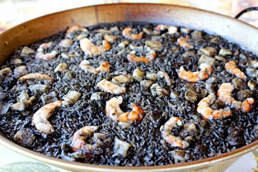 Receta de arroz negro de sepia, calamares y gambones