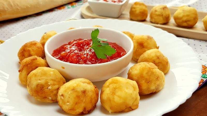 Receta de bolas de queso. Estas pequeñas joyas combinan una textura crujiente por fuera con un interior fundente