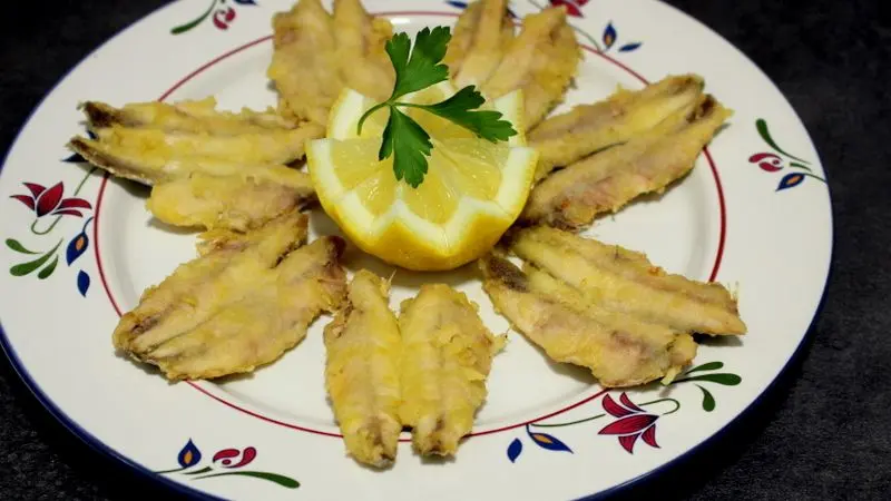 Los boquerones al limón son una receta fresca, sencilla y llena de sabor mediterráneo