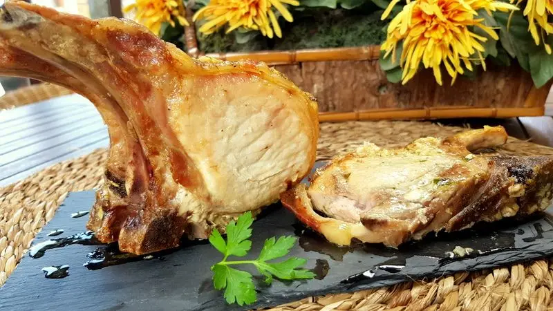 Receta de chuletas de cerdo al horno con deliciosa y sencilla salsa