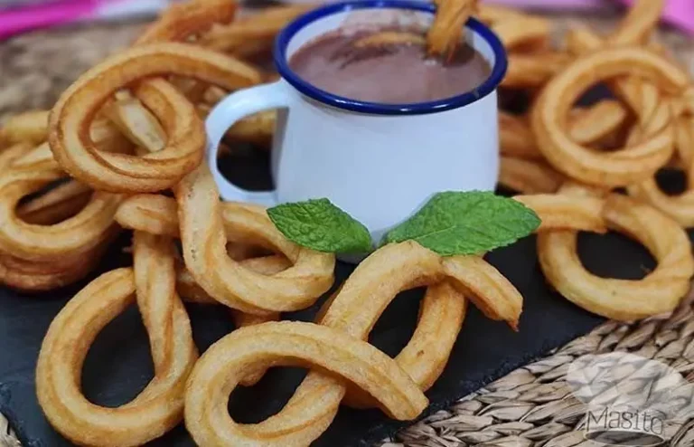 Con esta receta de churros caseros prepararlos es más fácil de lo que parece y el resultado es insuperable. Crujientes por fuera, tiernos por dentro y con el aroma inconfundible del azúcar