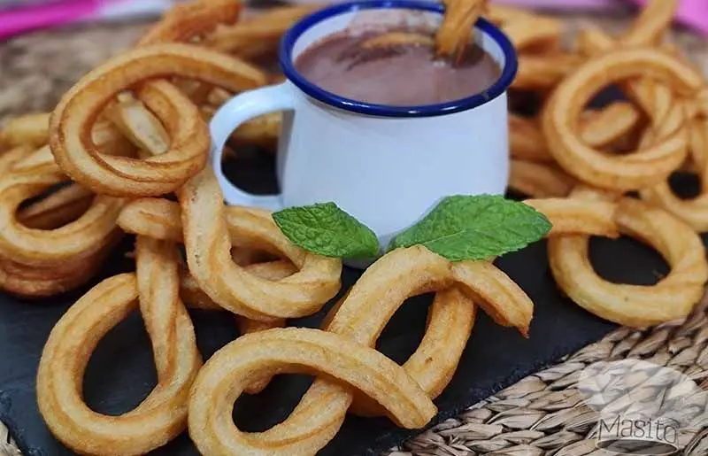 Con esta receta de churros caseros prepararlos es más fácil de lo que parece y el resultado es insuperable. Crujientes por fuera, tiernos por dentro y con el aroma inconfundible del azúcar