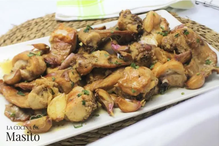 La receta de conejo al ajillo en salsa es un plato sencillo, pero cargado de sabor. La combinación del ajo dorado, el vino blanco y el toque fresco del perejil convierte a este clásico en un plato elegante y reconfortante