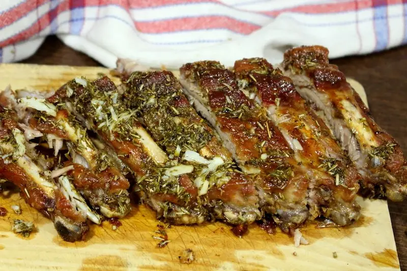 Receta de costillas asadas aromatizadas con hierbas
