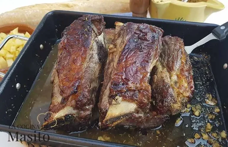 Las costillas de ternera asada es una receta irresistible, jugosas por dentro y caramelizadas por fuera. Su preparación requiere paciencia, pero el resultado es una carne tierna y llena de sabor que sorprenderá a todos. Acompáñalas con tus guarniciones favoritas