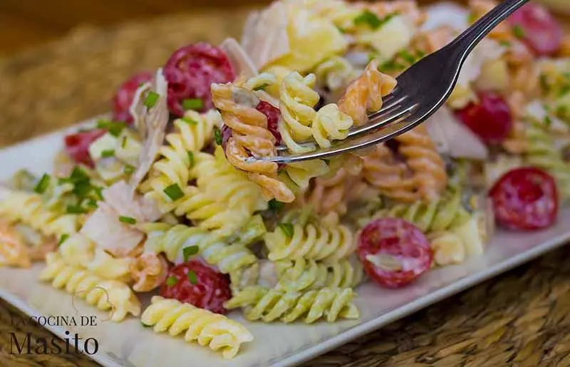 Receta de ensalada de pasta. Perfecta para días calurosos, picnics, comidas familiares o como guarnición en barbacoas, esta receta ofrece un equilibrio entre texturas y sabores
