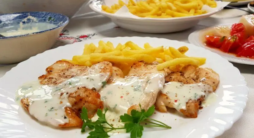 La receta de filete de pollo en salsa nunca pasa de moda. Con una carne jugosa y una salsa cremosa, este plato es ideal para cualquier comida familiar