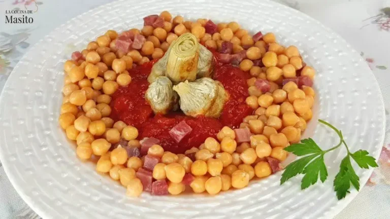 Con esta receta, transformarás un saludable y sencillo plato de garbanzos y alcachofas en una experiencia culinaria que destaca por su equilibrio de sabores y texturas