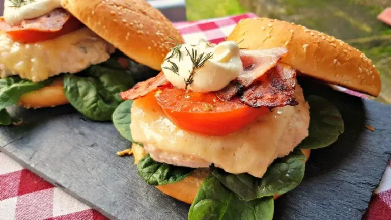 La hamburguesa de pollo es la elección perfecta cuando se busca un bocado ligero pero sabroso. A diferencia de la clásica de ternera, esta receta ofrece una textura más suave y un sabor delicado que se presta a combinaciones frescas