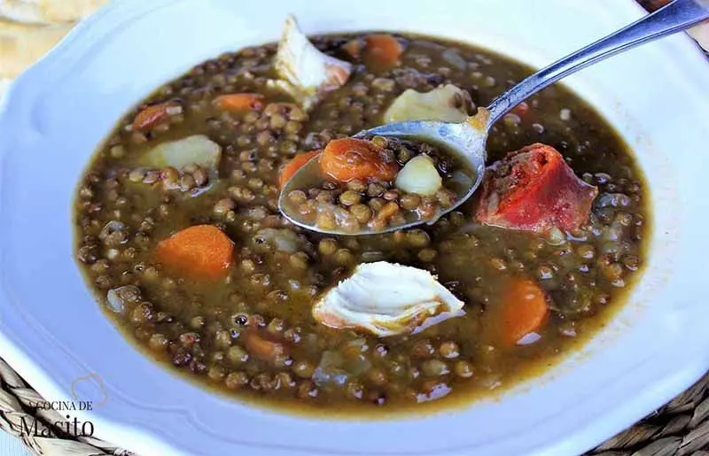 Receta de lentejas caseras con pollo. Esta receta une la suavidad de las lentejas con la jugosidad del pollo, acompañado de una base de verduras que le da un sabor profundo y natural.