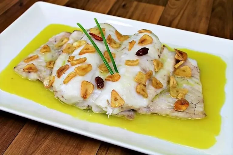 La receta de merluza a la bilbaína ejemplifica la grandeza de la cocina vasca: ingredientes de calidad, una preparación sencilla y un sabor inolvidable.