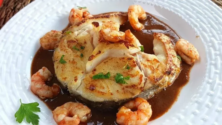 La merluza en salsa de langostinos es una receta sofisticada que equilibra la delicadeza de un pescado blanco con la riqueza de una salsa cremosa y sabrosa.