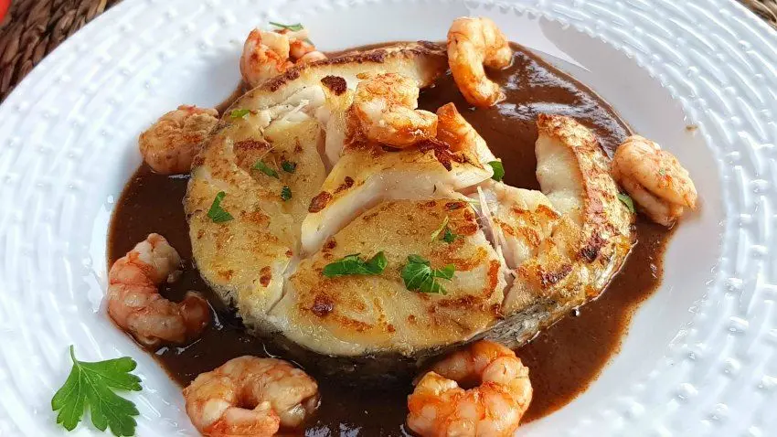 La merluza en salsa de langostinos es una receta sofisticada que equilibra la delicadeza de un pescado blanco con la riqueza de una salsa cremosa y sabrosa.