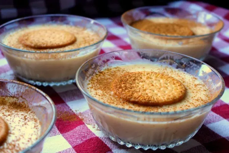 La receta de natillas sin maicena son un homenaje a la técnica y la tradición. La ausencia de espesantes comerciales resalta el arte de trabajar con ingredientes básicos y confiar en sus propiedades naturales. El resultado es un postre de textura sedosa, con un sabor auténtico que celebra lo mejor de la cocina casera.