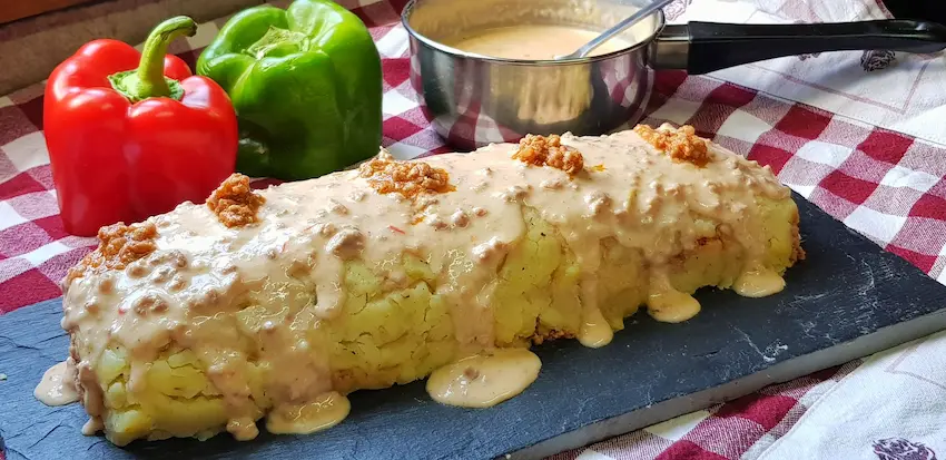 Receta de pastel frio de patata y cordero. Combina la suavidad de las patatas con el sabor intenso del cordero