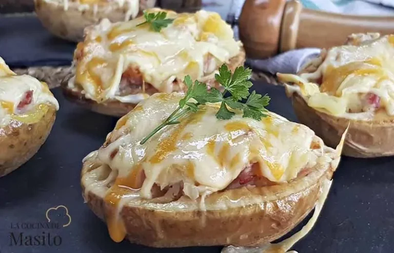 La receta de patata asada rellena de bacón y queso es ese tipo de plato que reconforta desde el primer bocado. No busca ser sofisticada ni pretenciosa, pero lo compensa con cremosidad, sabor ahumado y una textura crujiente que invita a repetir.