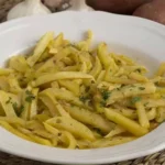 Receta de patatas al ajillo. Patatas doradas y ligeramente crujientes por fuera, tiernas y melosas por dentro, con el ajo presente en cada bocado sin ser abrumador. El perejil les da un toque visual y refrescante