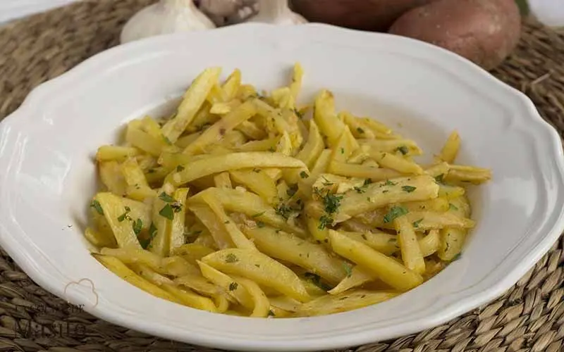 Receta de patatas al ajillo. Patatas doradas y ligeramente crujientes por fuera, tiernas y melosas por dentro, con el ajo presente en cada bocado sin ser abrumador. El perejil les da un toque visual y refrescante
