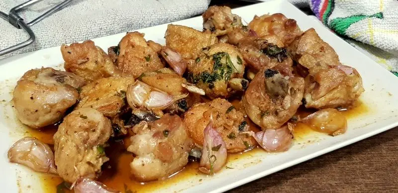 Con esta sencilla receta de pollo al ajillo obtendrás un plato lleno de sabor, con una salsa que invita a mojar pan y disfrutar de cada bocado. Un clásico de la gastronomía que nunca pasa de moda.