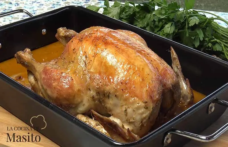 El pollo asado en bolsa es una de esas recetas que nos recuerdan que, a veces, menos es más. La bolsa de hornear no solo concentra los aromas y sabores, sino que convierte una preparación sencilla en un plato jugoso, dorado y lleno de matices.