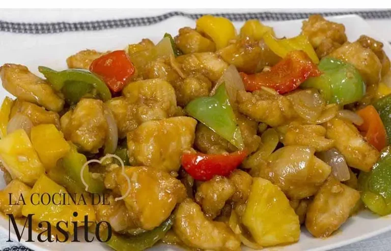 Receta de pollo frito al estilo chino con salsa agridulce. Este es un plato que combina a la perfección texturas y sabores. El crujiente del pollo y la intensidad de la salsa hacen de esta receta un clásico que siempre triunfa.