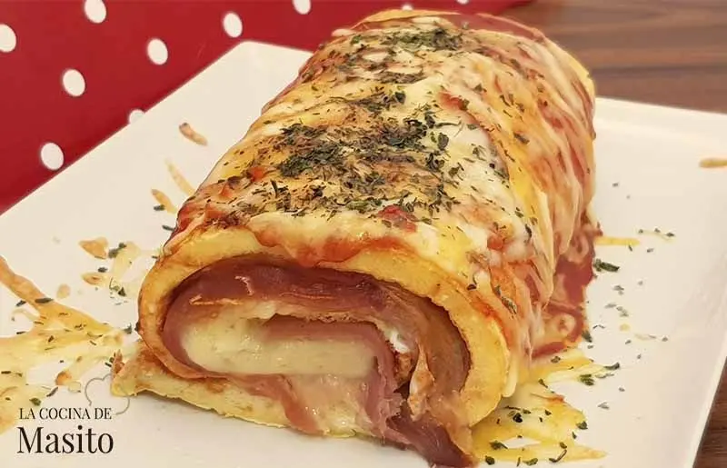El rollo de tortilla relleno, también conocido como tortilla enrollada, es una receta versátil, perfecta para sorprender en reuniones, como aperitivo o incluso como plato principal. Su atractivo radica en su presentación, que combina la suavidad de la tortilla con un relleno cremoso y delicioso.